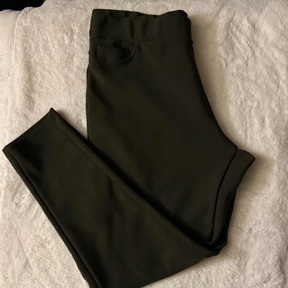Women's Cropped Pants in Olive Green